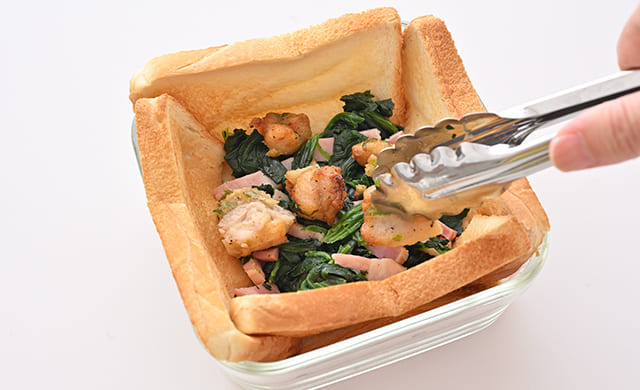 食パンの上に『ベーコンほうれん草』と『やみつきねぎ塩焼き鳥』をのせている写真