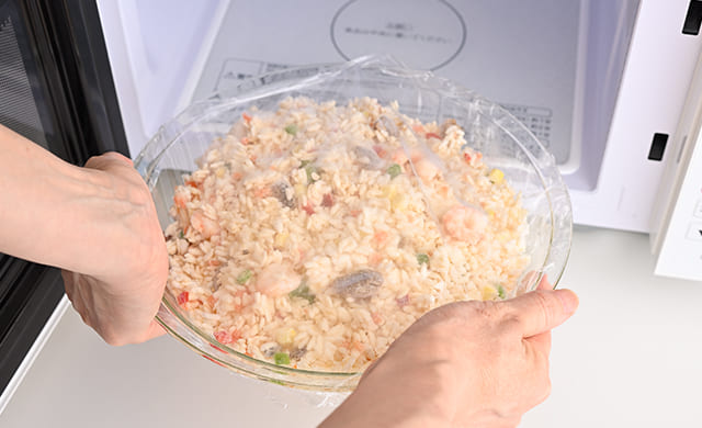 『えびピラフ』を電子レンジで加熱しようとしている写真