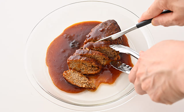 『極上ハンバーグ』を切っている写真