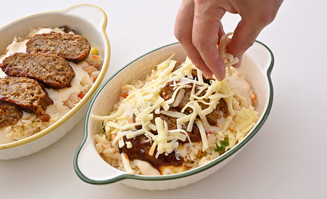 ホワイトソースの上に溶けるチーズをかけている写真