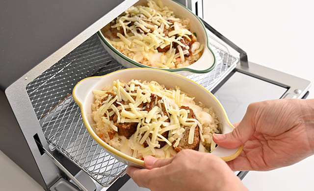 耐熱容器をトースターに入れようとしている写真