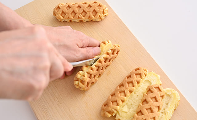 自然解凍した『チーズワッフル』を上下半分に切っている写真