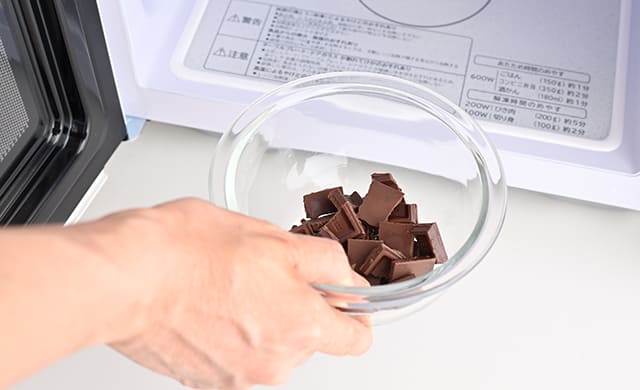 チョコレートを電子レンジで加熱しようとしている