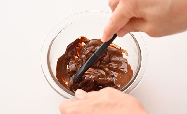 溶けたチョコレートを混ぜている写真