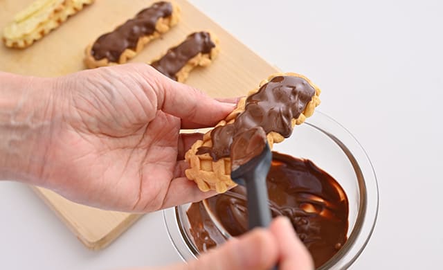 チョコレートを『チーズワッフル』に塗っている写真