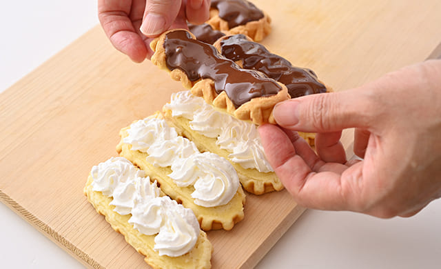 『チーズワッフル』を重ねている写真