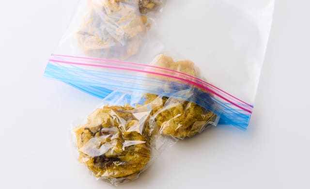 しいたけのおかずを冷凍用保存袋に入れた写真