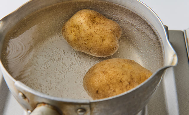 じゃがいもをゆでている写真