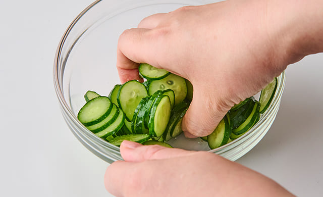 きゅうりを塩揉みしている写真