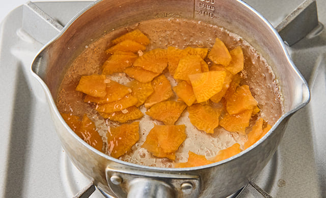 にんじんをゆでている写真