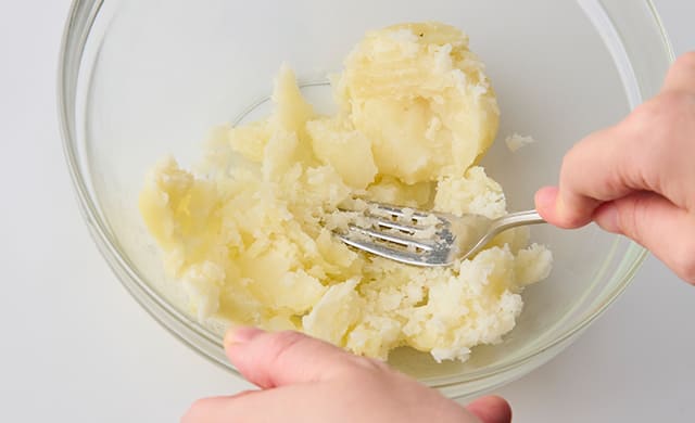 じゃがいもをつぶしている写真
