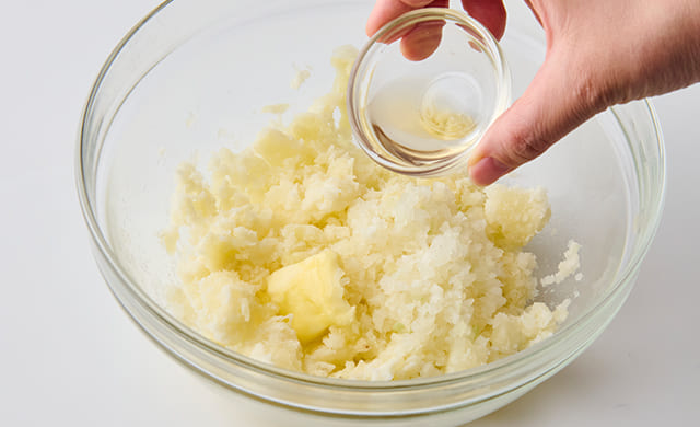 酢を加えている写真