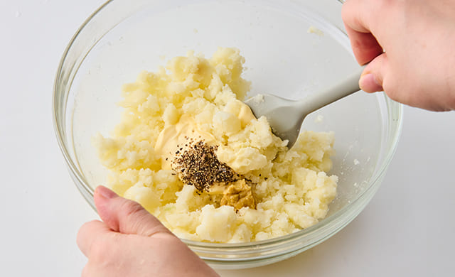 マヨネーズを加えて混ぜている写真