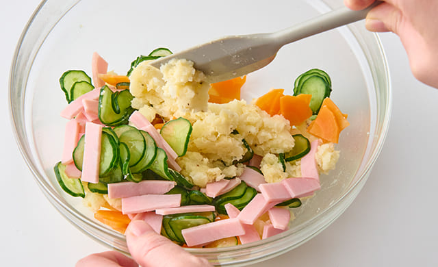 ポテトサラダを混ぜている写真