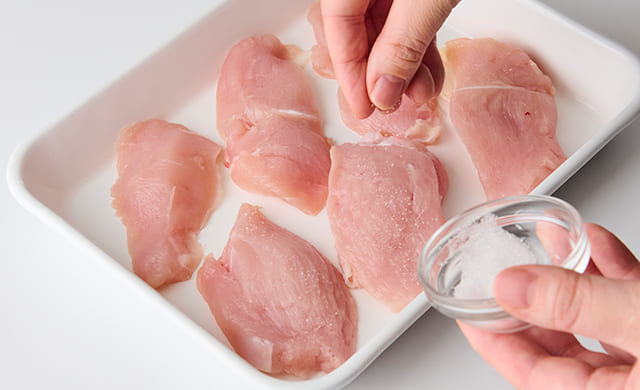 鶏肉に砂糖をふっている写真