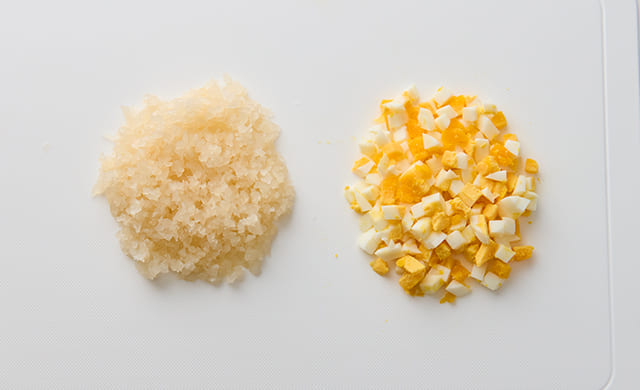 みじん切りにしたらっきょうとゆで卵の写真