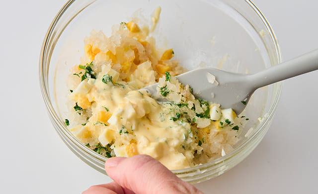 タルタルソースを作っている写真