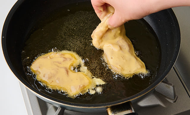 鶏肉を揚げ焼きしている写真