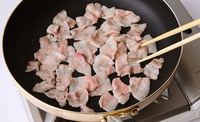 豚肉を炒めている写真