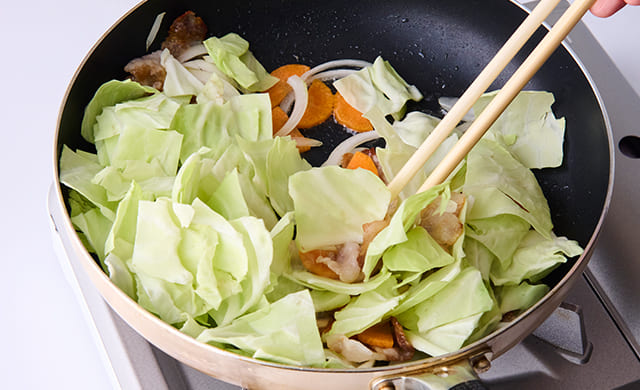 具材を炒めている写真