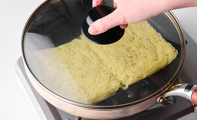 中華麺を蒸している写真