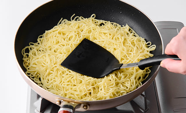 麺を焼き付けている写真