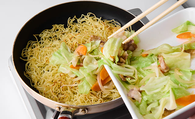 具材を戻入れている写真