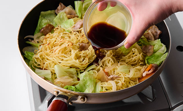 ソースを加えている写真