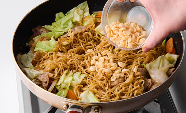 天かすを加えている写真