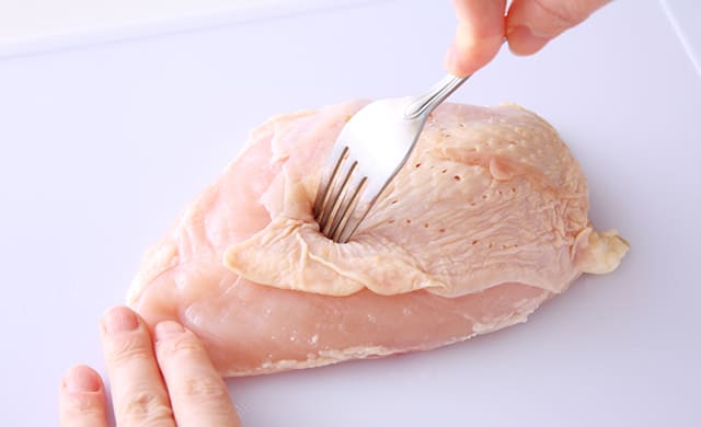 鶏肉に穴をあけている写真