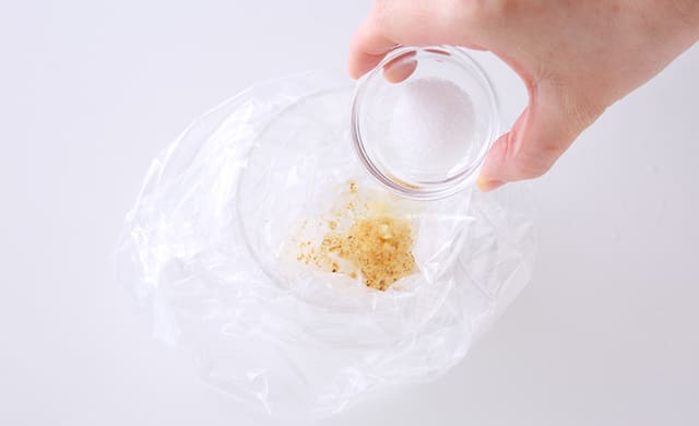 ポリ袋に調味料を入れている写真
