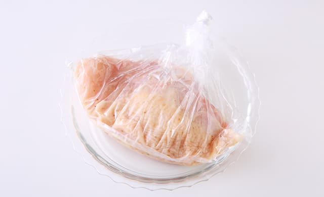 ポリ袋に鶏肉を入れている写真