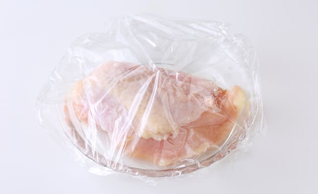 鶏肉にラップしている写真