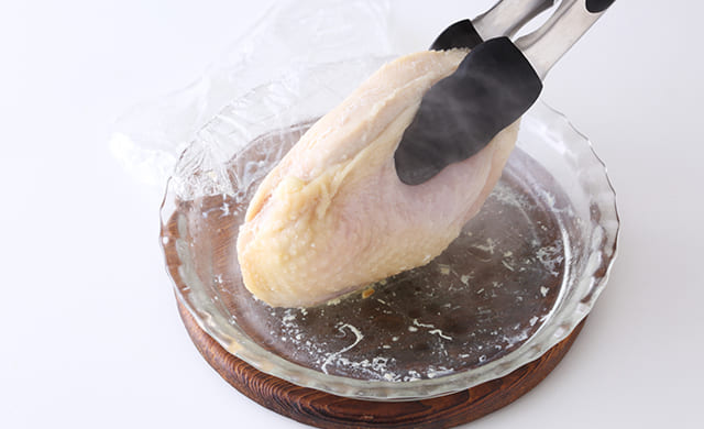 サラダチキンを裏返している写真