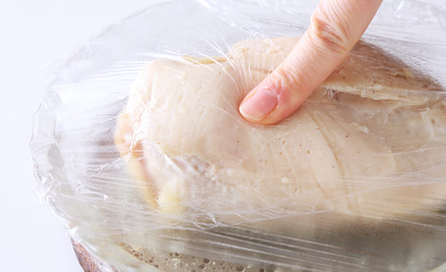 サラダチキンの弾力を確認している写真