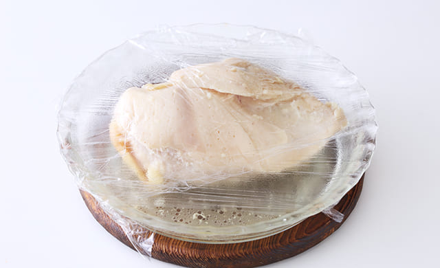 サラダチキンを冷ましている写真