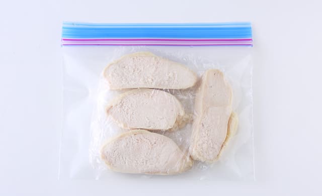 サラダチキンを冷凍用保存袋に入れた写真