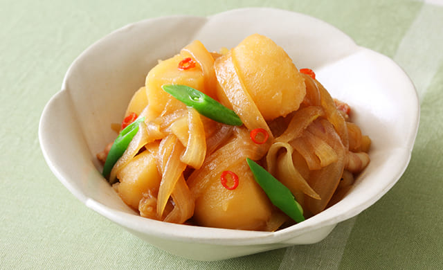 玉ねぎとじゃがいもの煮物の写真