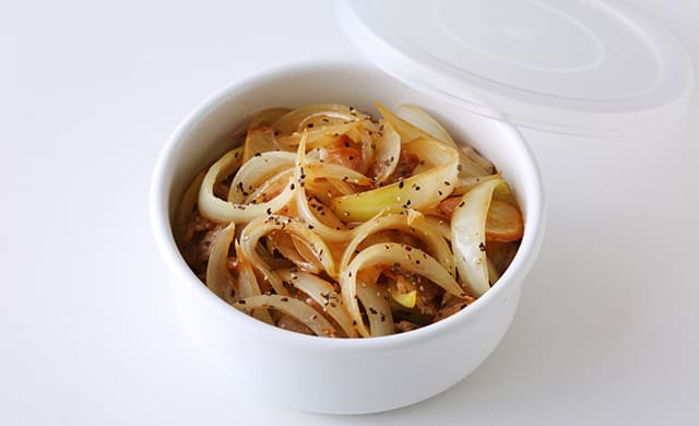 玉ねぎおかずを保存容器に入れた写真