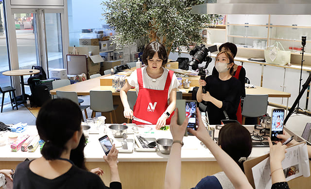 「冷凍唐揚げで黒酢の酢どり弁当」のデモンストレーション