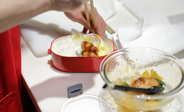 「冷凍唐揚げで黒酢の酢どり弁当」を詰めている阪下千恵先生