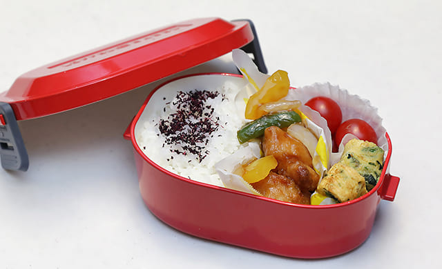 阪下先生作「冷凍唐揚げで黒酢の酢どり弁当」の完成カット