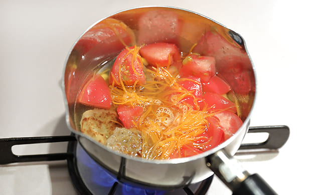『ミニハンバーグ』を使った「冷凍ミニハンバーグのトマトスープジャー弁当」の調理中シーン