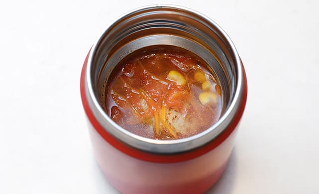 『ミニハンバーグ』を使った「冷凍ミニハンバーグのトマトスープジャー弁当」の完成カット