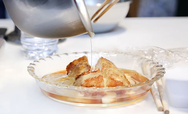 『極上ヒレかつ』を使った「極上ヒレかつのかつ丼弁当」の調理中シーン