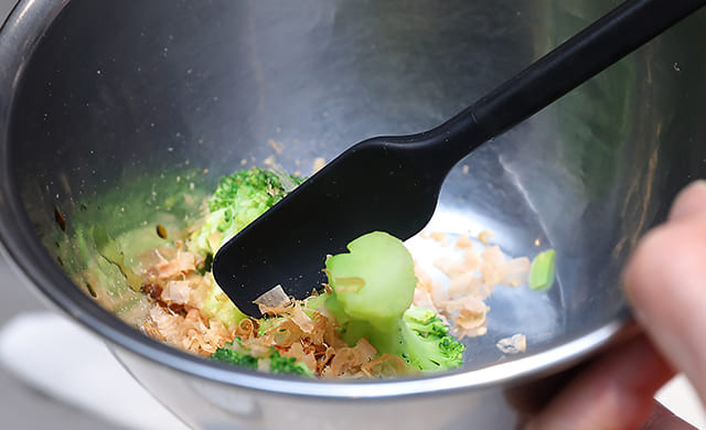 『そのまま使える 高原育ち®のブロッコリー』のおかか和えの調理中シーン