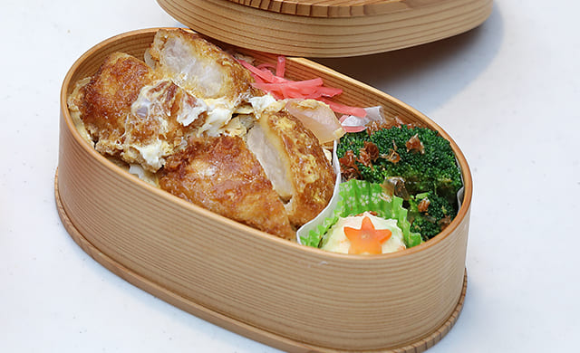 『極上ヒレかつ』を使った「極上ヒレかつのかつ丼弁当」の完成カット