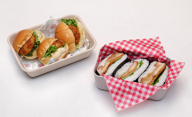 「まるパンのコロッケ＆キャベツのサンドイッチ」と「てり焼きチキンとチーズのおにぎらず」の完成カット