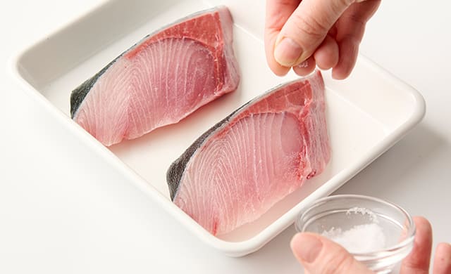 ぶりに塩をふっている写真