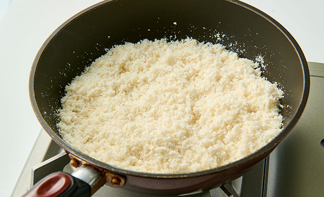 おからを乾煎りしている写真